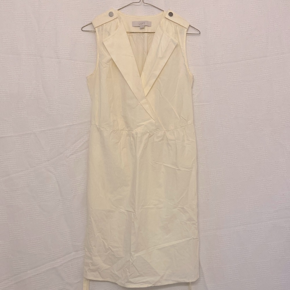 EUC Ann Taylor LOFT light cream sleeveless dress with belt and pockets, size 2